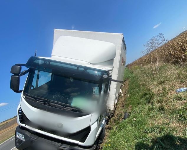 TIR răsturnat în șanț