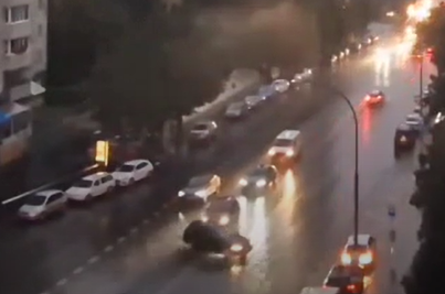 Un șofer grăbit s-a răzgândit asupra direcție unde mergea cu mașina și a întors pe contrasens pe linia dublă continuă/ Foto: captură ecran video Info Trafic Cluj-Napoca - Facebook