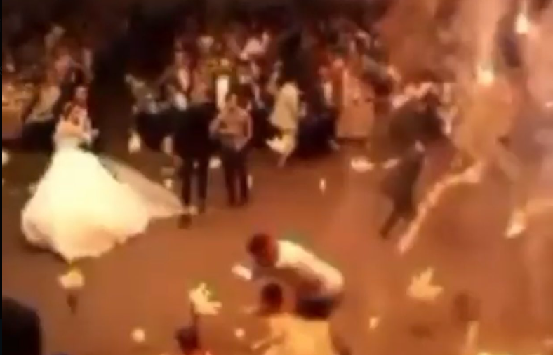 Cel puţin 100 de persoane au murit şi alte 150 au fost rănite într-un incendiu nocturn în timpul unei nunţi care avea loc într-o sală de festivităţi din nordul Irakului/ Foto: @cheguwera - Twitter