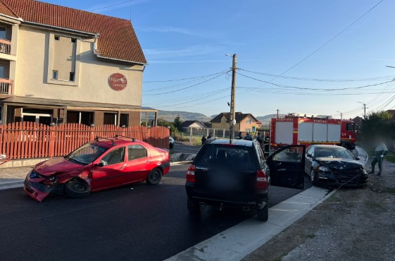 Accident în Gilău între trei mașini / Foto: ISU Cluj
