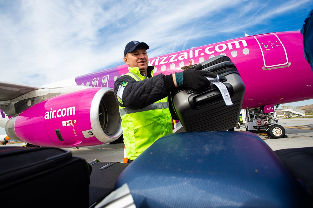 Bagaje încărcate în avioane Wizz Air pe Aeroportul Cluj. Foto: Facebook Aeroportul Internațional Avram Iancu Cluj