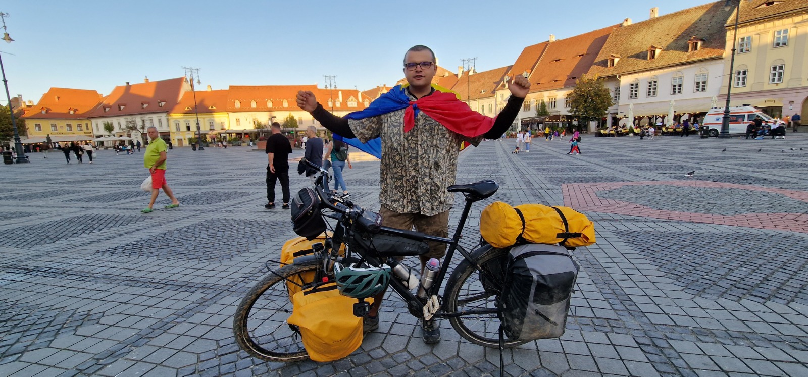 Paul din Cluj si Valentin (in img.) din Sibiu au pedalat doua luni din Barcelona (Spania) pana in Romania