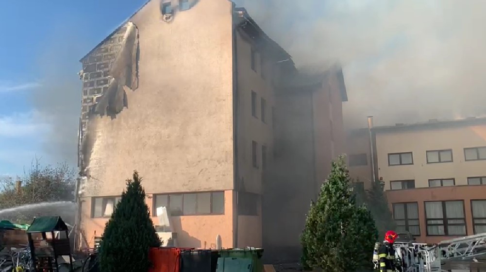 Mansarda unui hotel din Dej a fost cuprinsă