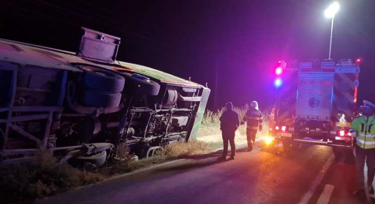 Un autocar cu 90 de pasageri s-a răsturnat