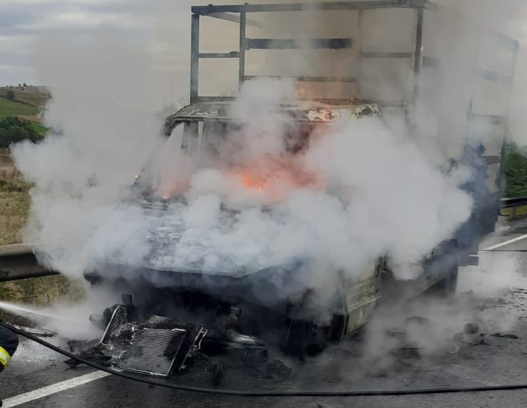 O autoutilitară a ars precum o torță pe DN1 E60 în apropiere de Căpușu Mare/ Foto: ISU Cluj