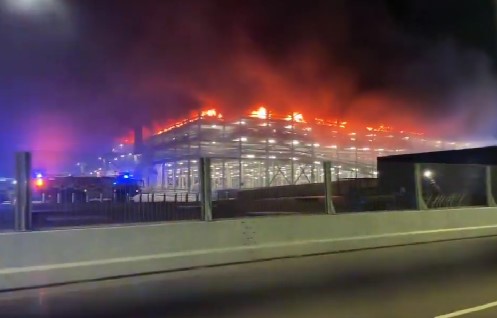 Incendiu la parcarea Aeroportului Londra Luton