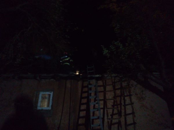 O casă din comuna clujeană Chiuiești a fost cuprinsă joi seara de flăcări/ Foto: ISU Cluj