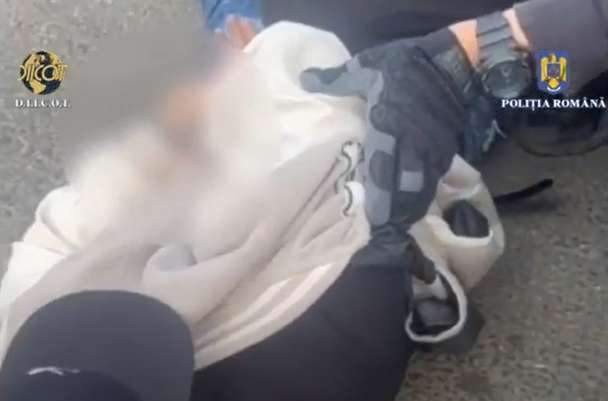 Un bărbat a fost arestat preventiv pentru 30 de zile după ce a comercializat droguri prin intermediul unui elev şi l-a şi şantajat./ Foto: captură ecran video Poliția Română - YouTube