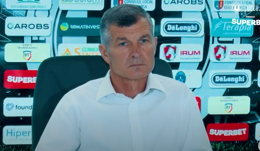 Ovidiu Sabău în timpul conferinței de presă din 25 august 2023/ Foto: captură ecran video FC Universitatea Cluj - YouTube