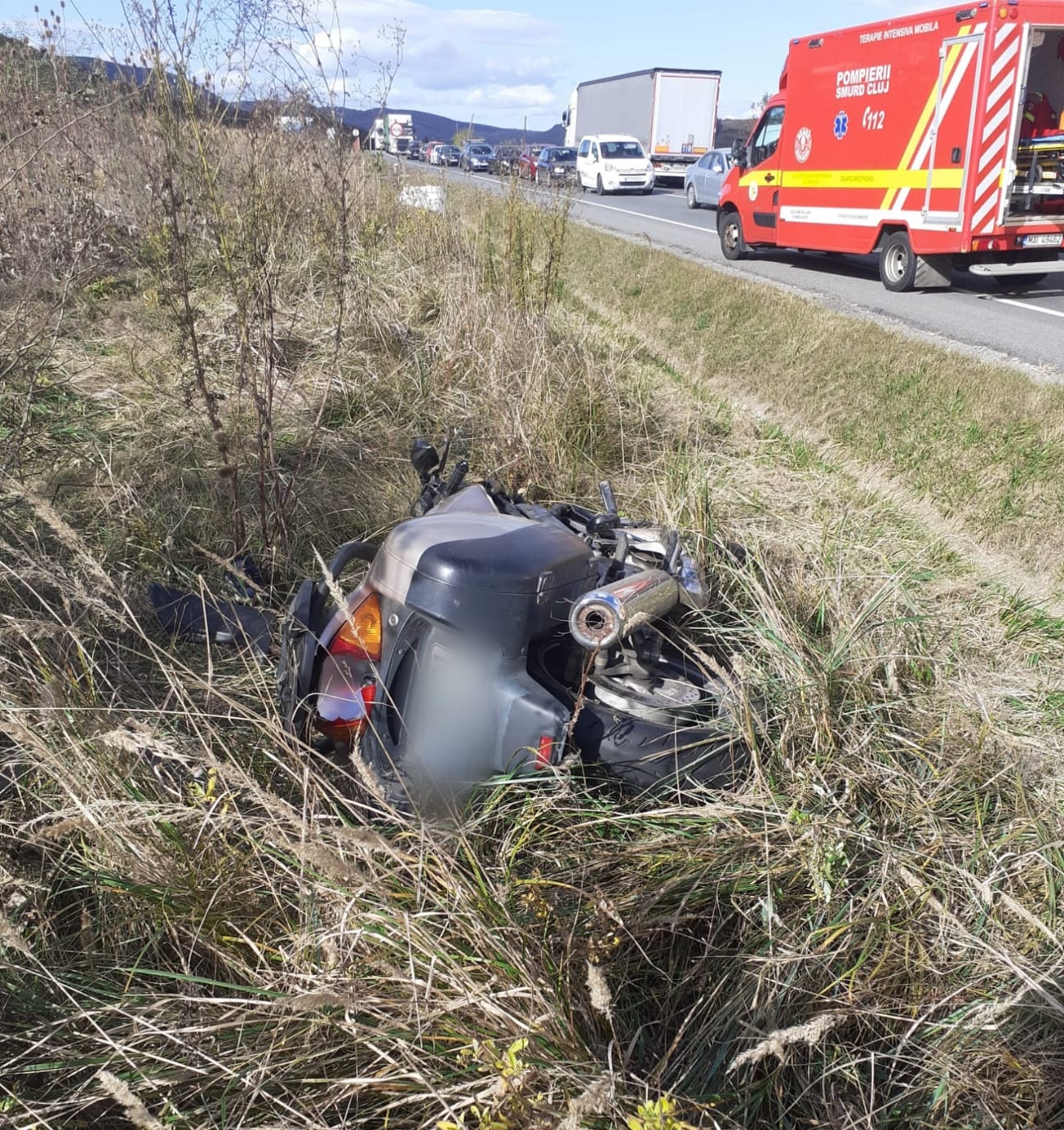 Accident între o autoutilitară și un motociclu / Foto: ISU Cluj