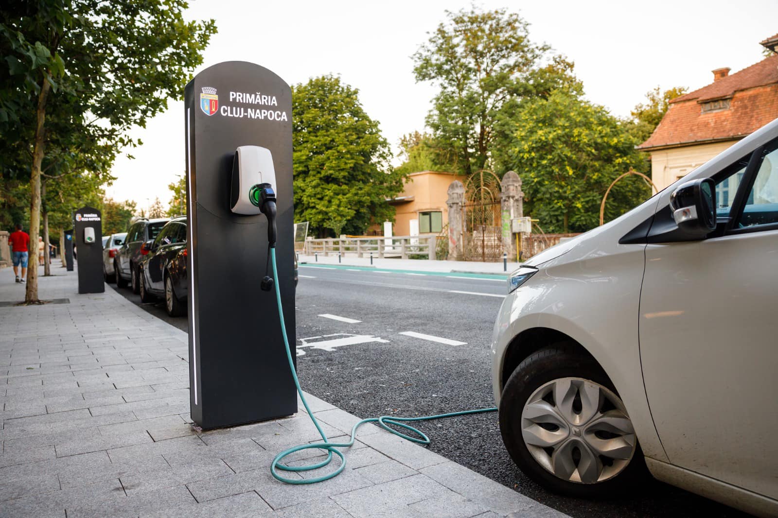 Clujenii vor trebui să plătească reîncărcarea cu energie electrică la stațiile Primăriei. FOTO: Facebook/ Emil Boc