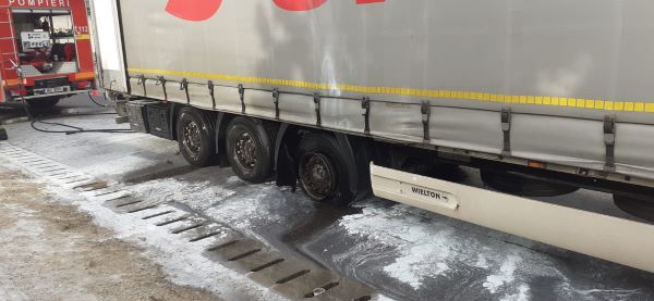 Roata unui TIR a explodat marți