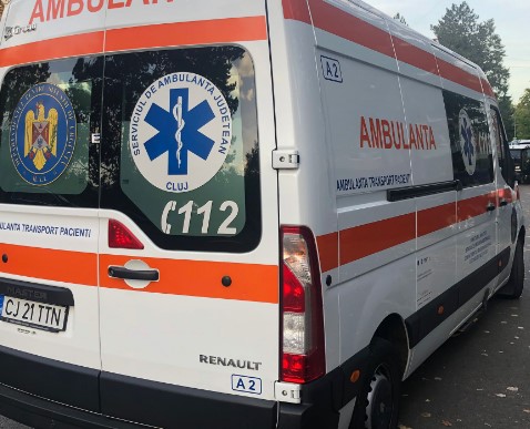 Paramedicii încearcă să resusciteze un șofer care a intrat cu mașina într-o țeavă de gaz / Foto: arhivă monitorulcj.ro