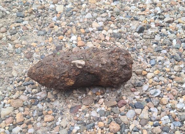 Un proiectil neexplodat de artilerie a fost descoperit pe șantierul de pe strada Gelu din municipiul Turda