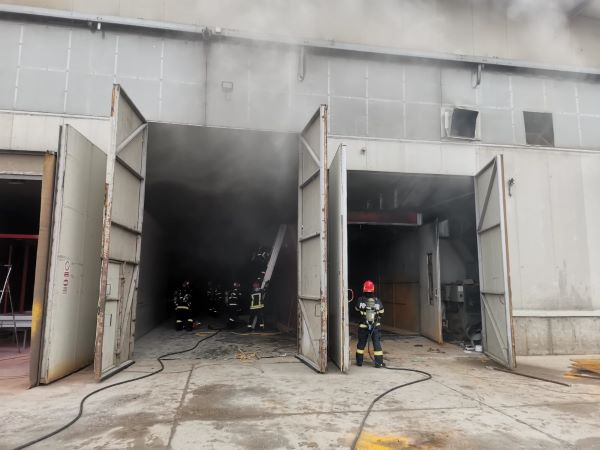 Pompierii au intervenit vineri dimineață la un incendiu izbucnit într-un service auto din municipiul Cluj-Napoca/ Foto: ISU Cluj