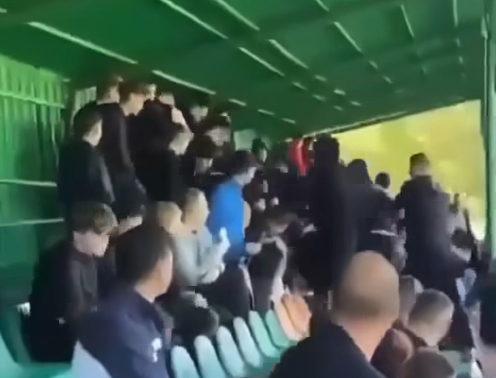 Un bărbat de 32 de ani a fost reținut de polițiști în urma unei bătăi iscate la meciul de fotbal dintre CFR și „U” la juniori/ Foto: captură ecran Ultras România 1918 - Facebook