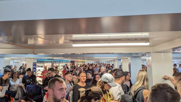Aglomerație în containerele provizorii de pe Aeroportul Cluj/ Foto: cititor monitorulcj.ro