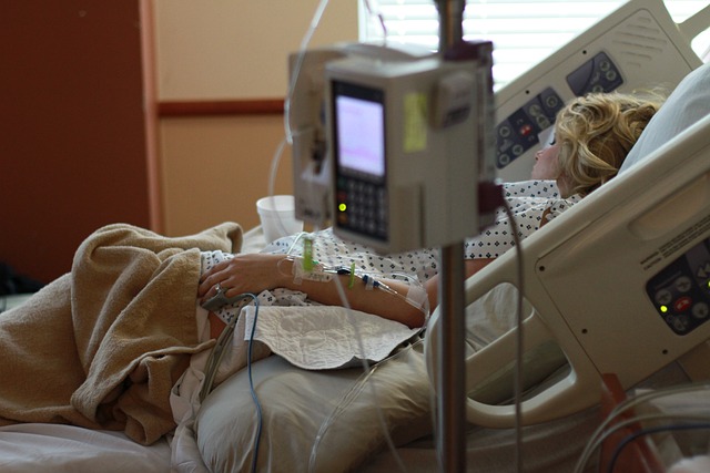 Femeie în spital/ Foto pixabay.com