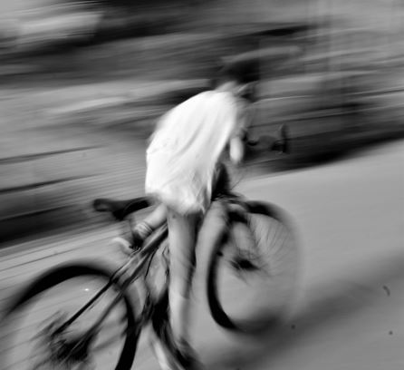 Tânăr pe bicicletă/Foto: pexels.com