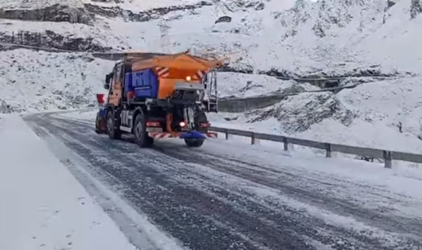 Se circulă în condiții de iarnă pe Transfăgărășan/Foto: DRDP Brașov Facebook.com