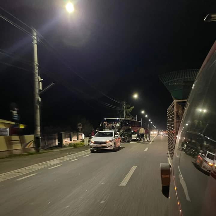 Accident între un autocar și două mașini