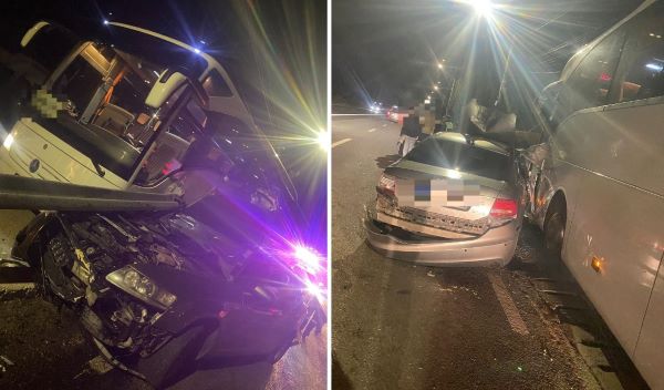 Accident între un autocar și două mașini