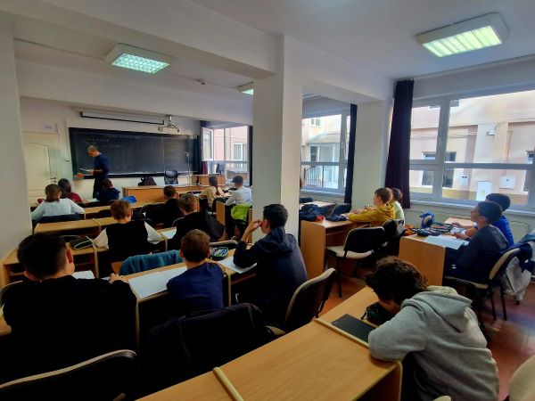 Profesorii Universității Babeș-Bolyai din Cluj-Napoca (UBB) pregătesc elevii clujeni din clasele de gimnaziu (V-VIII) și liceu (IX-XII) pentru participarea la olimpiadele naționale de matematică și informatică/ Foto: UBB Cluj