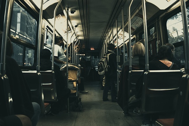Femeia a fost agresată într-un autobuz/ Foto: pixabay.com