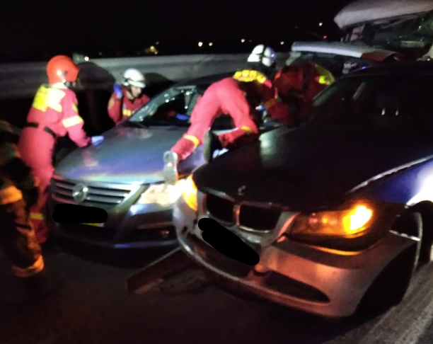 Patru persoane - trei adulţi şi un copil de 6 luni - au fost transportaţi