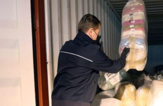 Poliţia belgiană a descoperit aproape 700 kilograme de cocaină în partea din spate a unui camion parcat într-o zonă de odihnă de pe o autostradă din apropiere de Anvers/ Foto: politico.eu