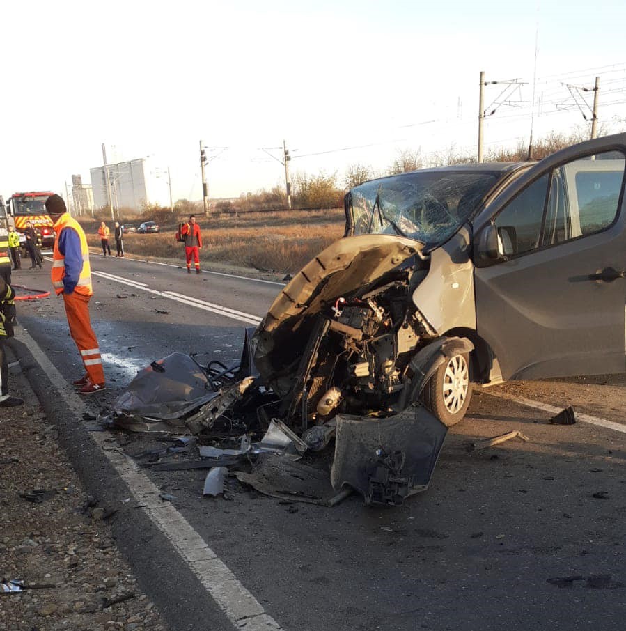 Accident cu trei morți și opt răniți