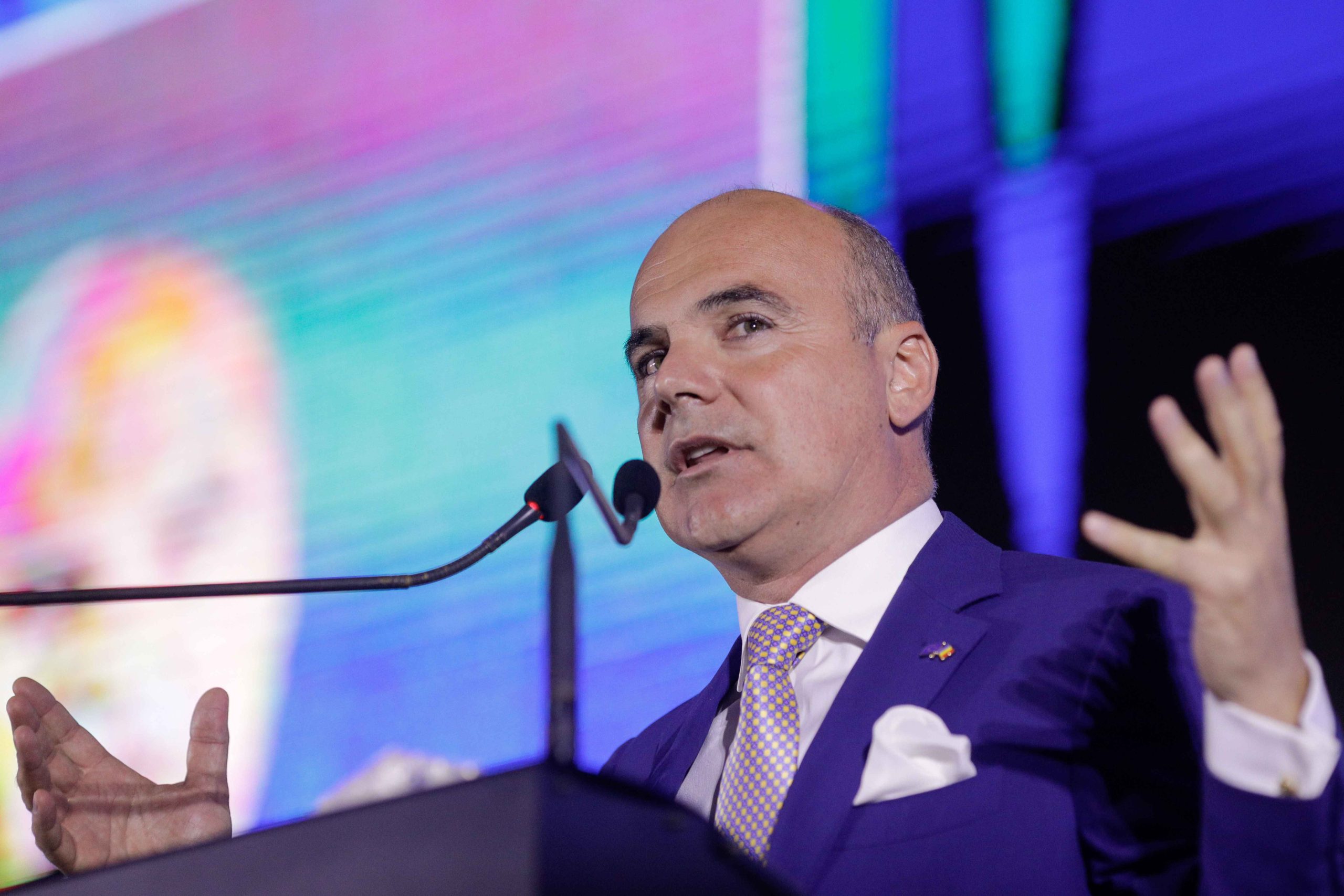 Explicația revoltătoare a lui Rareș Bogdan după ce s-a afișat la o „baie de popularitate” cu un ceas de 30.000 €. FOTO: