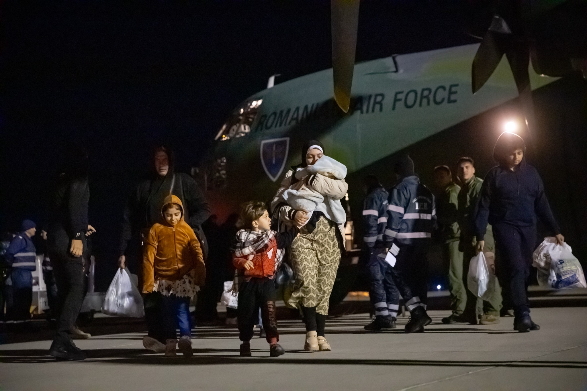 86 de cetăţeni români şi membri de familie