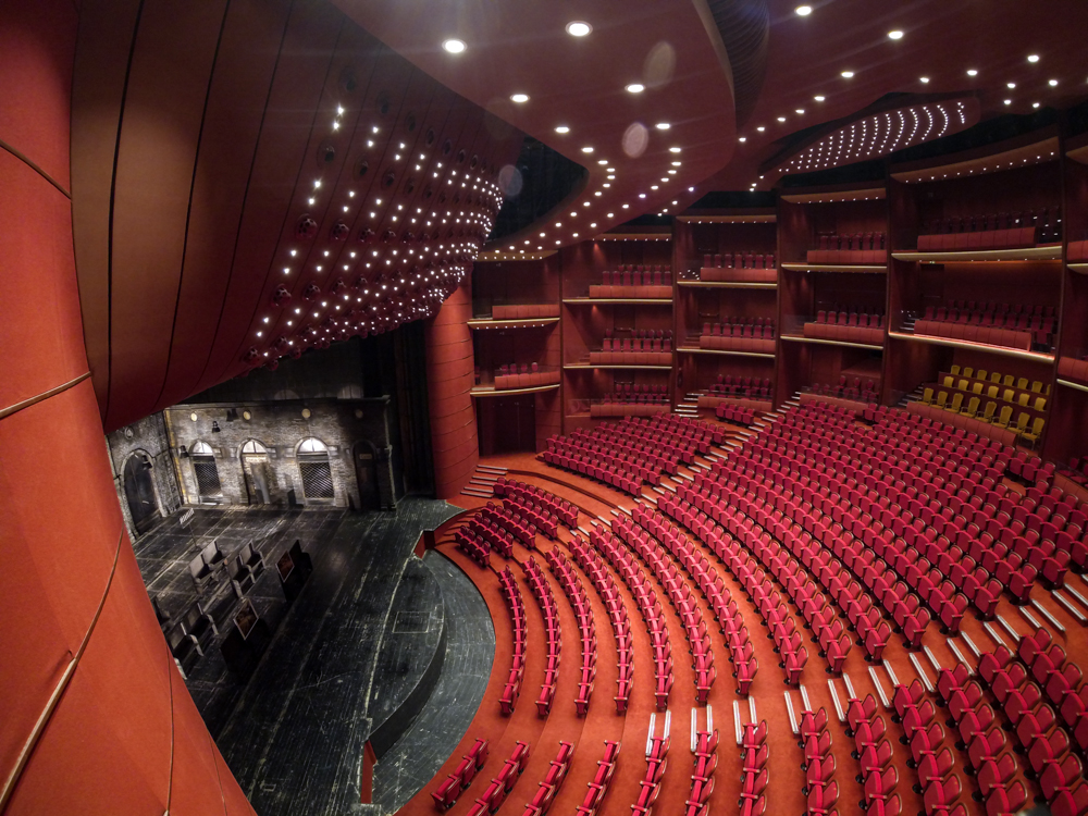 Mai mulți liceeni au provocat haos la un spectatol de teatru. FOTO: TNB