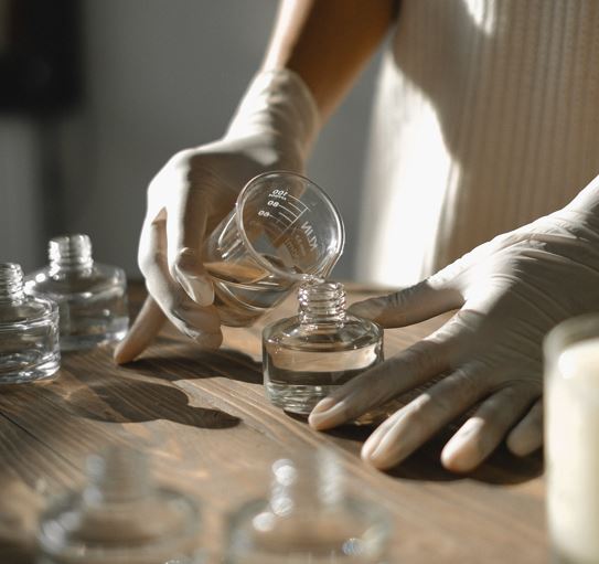 Preparare uleiuri esențiale/Foto: pexels.com