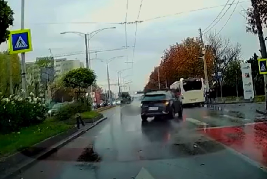 Mașinile au ocolit victima/ Foto: captură ecran video @zoso - X