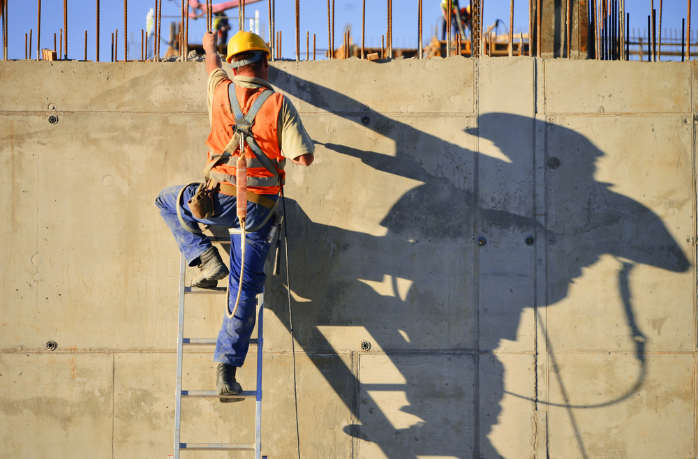 Tot mai mulți români se gândesc să își crească veniturile cu un loc de muncă secundar. FOTO: Depositphotos.com