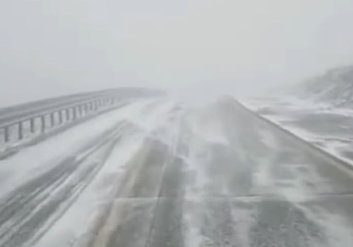 Ninge pe Transalpina. Circulație în condiții de iarnă/Foto: CNAIR