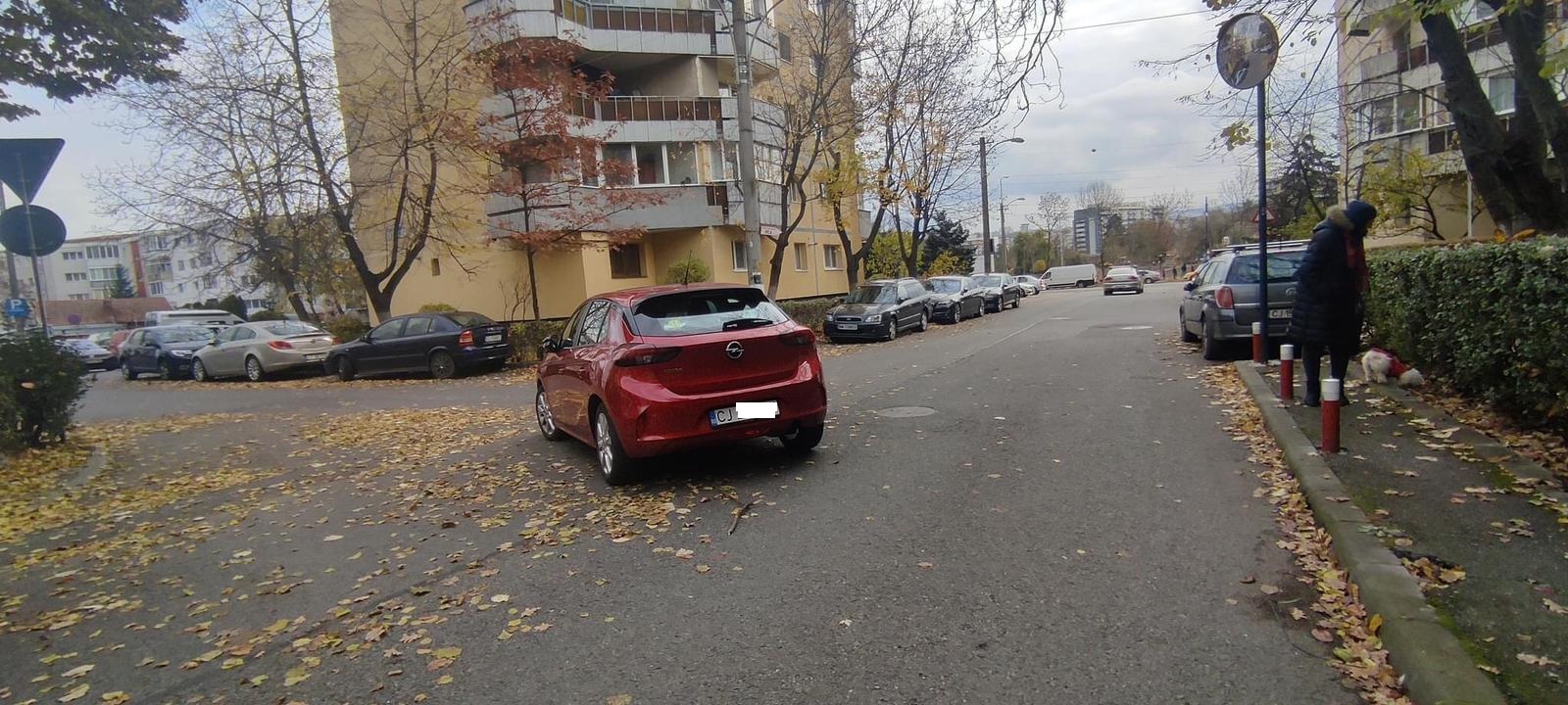 Mașină parcată în mijlocul drumului
