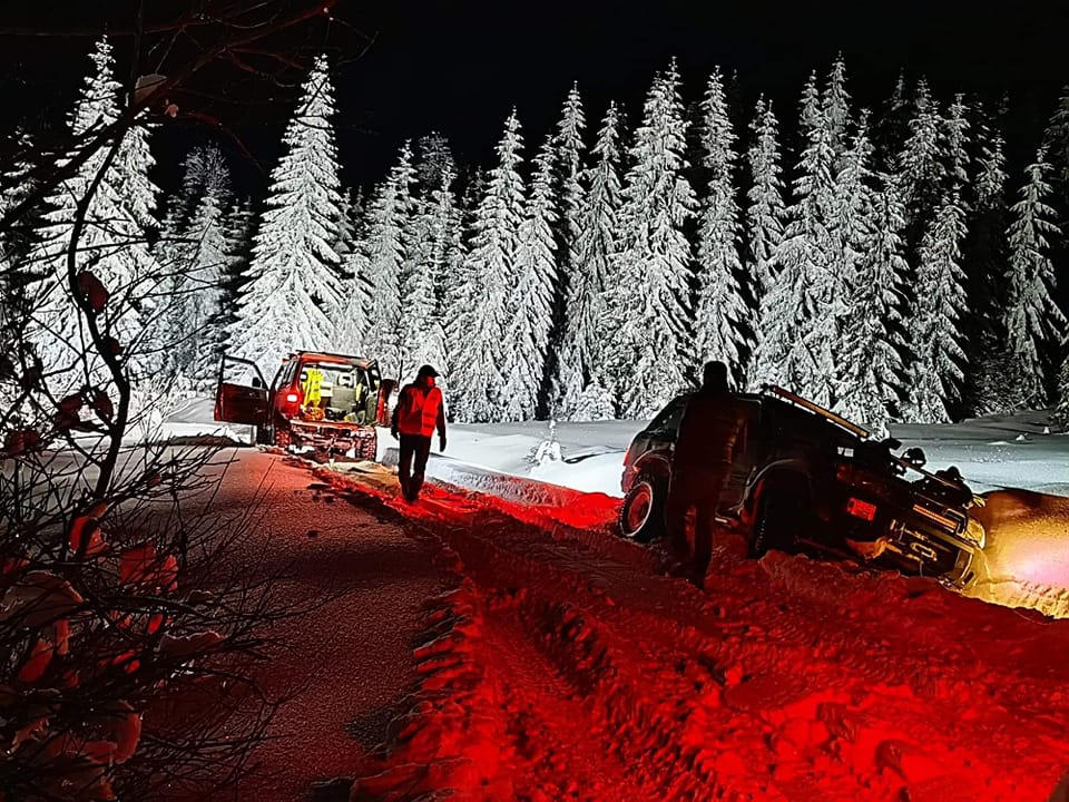 Voluntarii CERT Rescue ajută un șofer la nevoie / Foto: CERT Rescue - Facebook