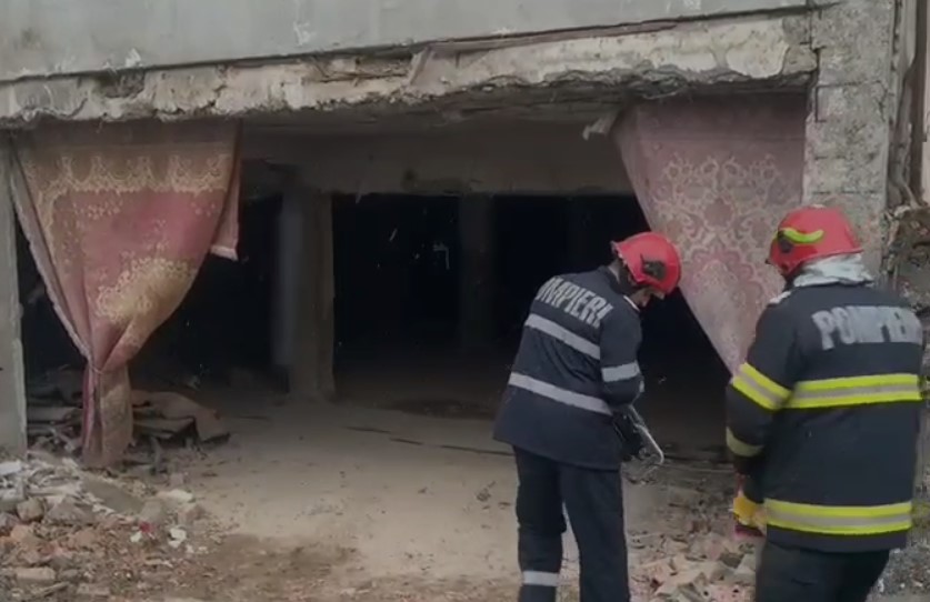 Tavanul unei bănci din Dej s-a prăbușit