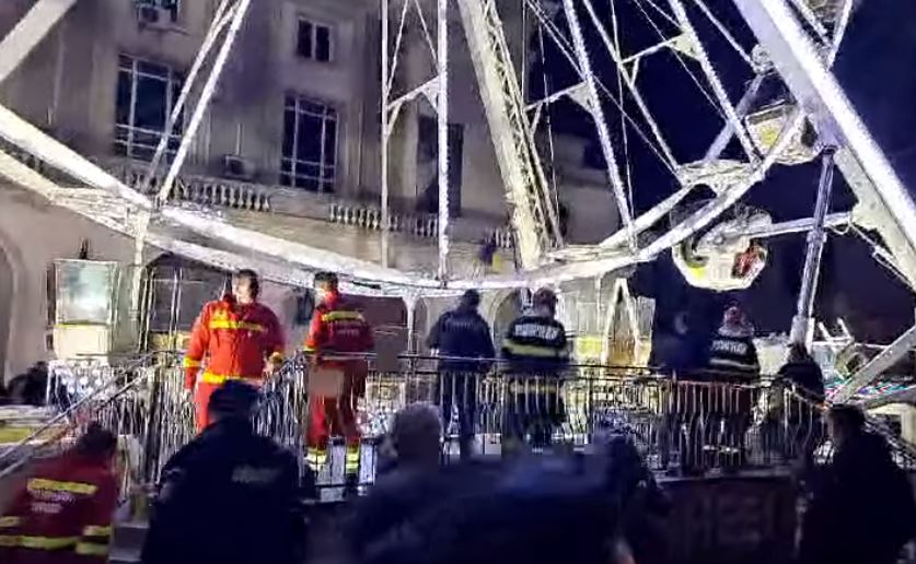 Roată panoramică blocată cu zeci de persoane