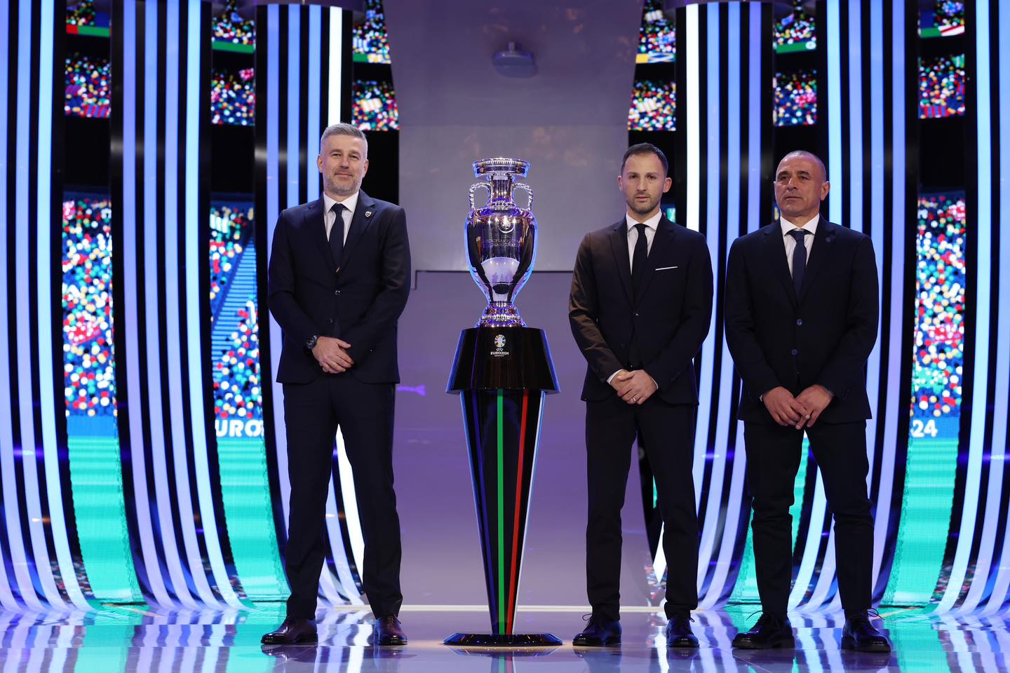 Edward Iordănescu alături de viitorii adversari de la EURO 2024. FOTO: Echipa națională de fotbal a României/ Facebook