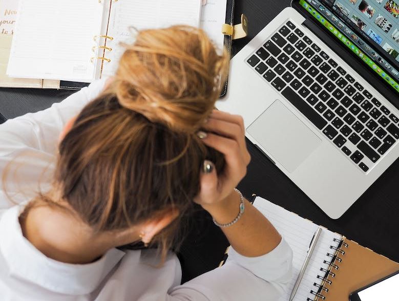 Tânără în fața unui laptop/Foto: pexels.com