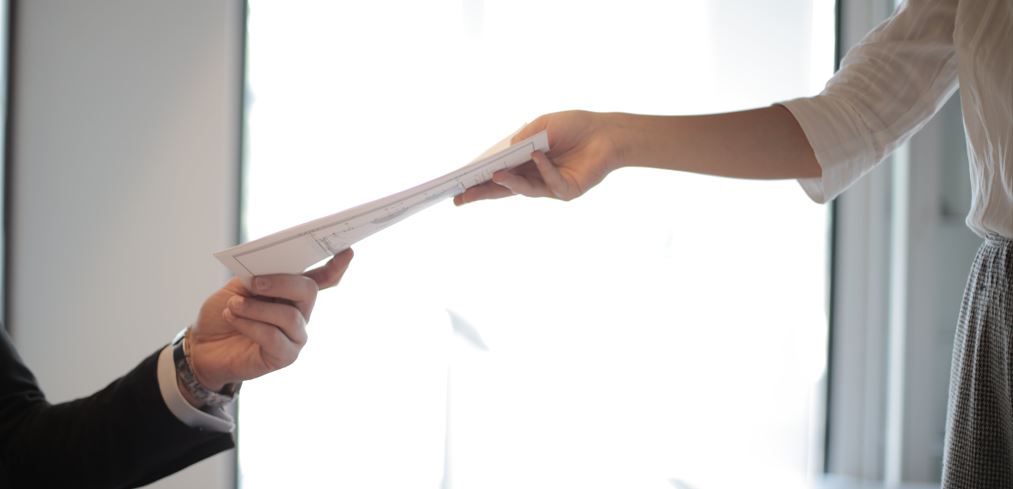 A crescut numărul angajaților care „plimbă hârtii” la stat/Foto: pexels.com