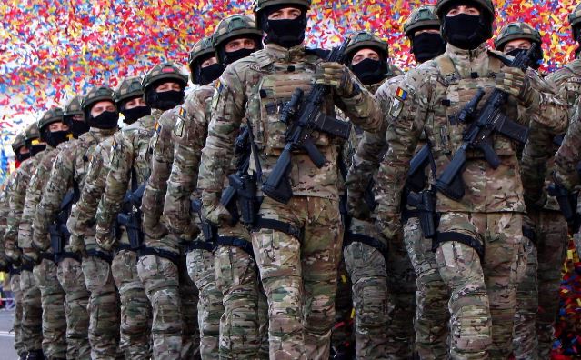 Defilare militari români