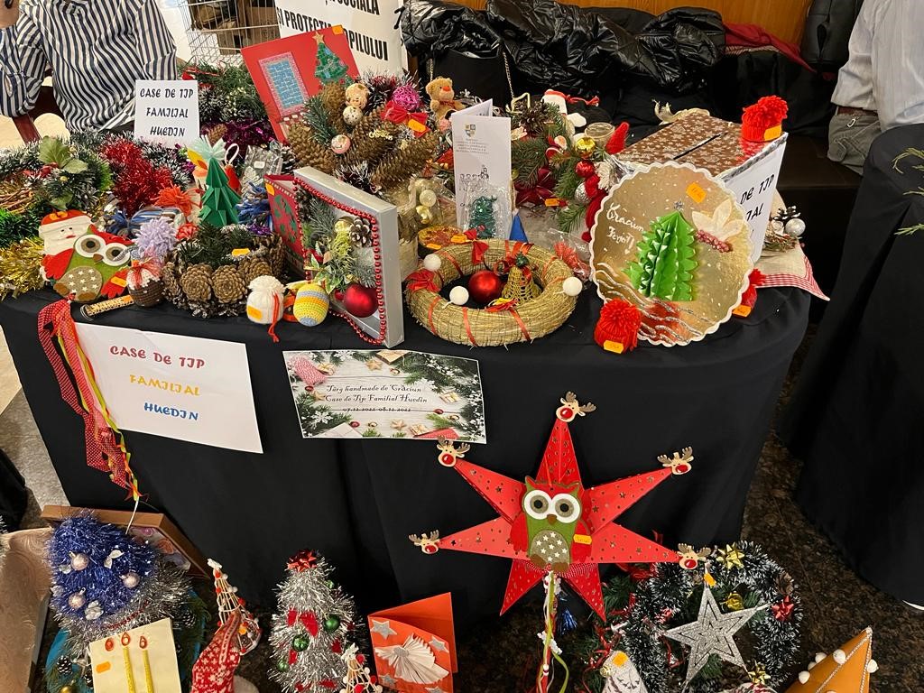 Târg cu lucrări hand-made create de clujenii din centre rezidențiale / Foto: CJ Cluj