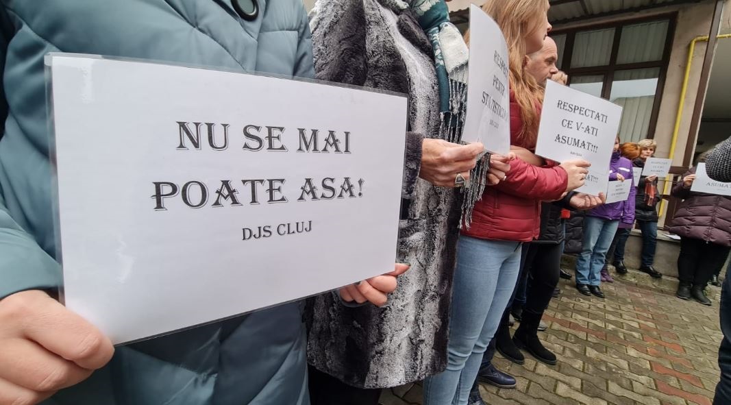 Angajații Direcției Județene de Statistică Cluj își întrerup activitatea. FOTO: DJS Cluj/ Facebook