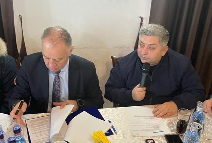 Semnarea contractului pentru proiectul Apă în Apuseni - Directorul Companiei de Apă Someș Călin Neamțu și președintele CJ Cluj Alin Tișe  Foto CJ Cluj
