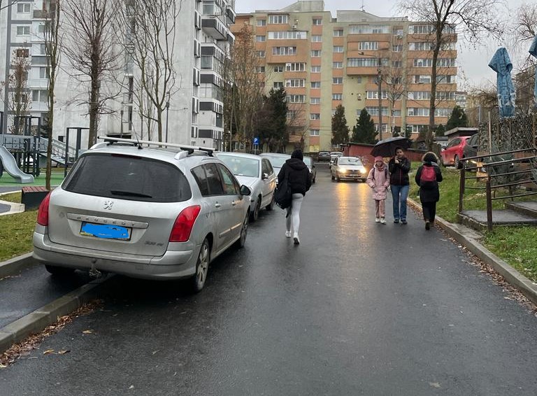Pietonii au ajuns pe carosabil din cauza mașinilor parcate pe trotuar/ Foto: monitorulcj.ro